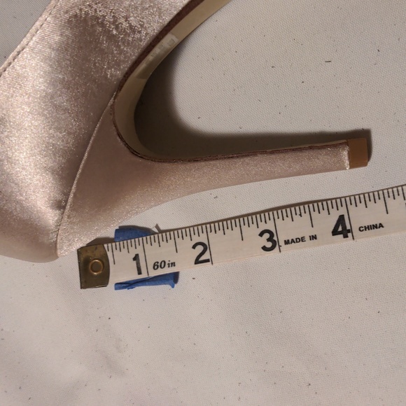 NWOT! Kelly & Katie Champagne Satin Platform Heels With Flower Accent Size 6 - Picture 5 of 7